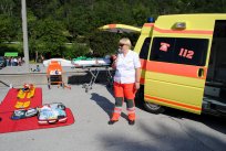 Zdravstveni dom Ajdovščina je na ogled postavil svoj reševalni avtomobil in kompletno opremo za reanimacijo, ki jo reševalci vozijo s seboj 