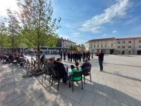 Zaključek budnice na Lavričevem trgu. 