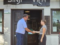 Župan Tadej Beočanin je podelil jubilejno priznanje ob 30. mednarodni koloniji Umetniki za karitas