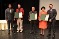 Nagrajenci v družbi župana Tadeja Beočanina in predsednika Komisije za mandatna vprašanja, volitve in imenovanja OS Jordana Polanca