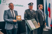 Za predano delo na področju zagotavljanja varnosti in preventivnih aktivnosti v občini je Zlati znak Občine Ajdovščina prejel komandir Policijske postaje Ajdovščina Marko Terbovšek. 
