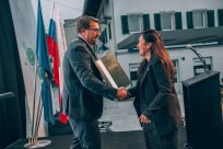 Za vrhunske uspehe na področju gledališke in filmske igre in krepitev kulturnega dogajanja je Zlati znak Občine Ajdovščina prejela Marjuta Slamič. 
