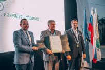 Za  velik in dragocen prispevek k oblikovanju kulturne in medijske podobe naše občine je Petomajsko priznanje Občine Ajdovščina prejel Edvard Pelicon. 
