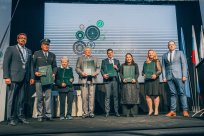 Župan Tadej Beočanin, Marko Terbovšek, Metka Marušič, Edo Pelicon, direktor podjetja Incom Boštjan Jerončič, Marjuta Slamič, predstavnica podjetja GVO Zorica Pejanović, predsednik Komisije za mandatna vprašanja, volitve in imenovanja Občinskega sveta Občine Ajdovščina Matjaž Bajec. 