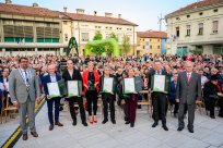 Župan Tadej Beočanin in predsednik Komisije za mandatna vprašanja, volitve in imenovanja Ljubo Vidrih ter nagrajenci: Marko Kobal, Rebkovi, Simon Čermelj, Hermina Radinja in Andrej Kobal. Foto Jure Makovec 