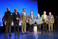 Tajnik ZKD Ajdovščina Marjan Krpan, slavnostni govornik Bojan Bizjak, župan Tadej Beočanin, dobitniki priznanj: predstavnika Društva DOLI in tamburaškega orkestra Danica, Franc Černigoj, predsednik ZKD Ajdovščina Artur Lipovž