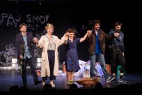 Utrinek z ene izmed gledaliških predstav, ki se bo predvajala tudi v sklopu abonmaja v Ajdovščini: Vse zastonj, vse zastonj!
Foto: Prešernovo gledališče Kranj