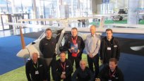 Ekipa, ki je zastopala podjetje Pipistrel na sejmu AERO, je bila sestavljena iz domačih strokovnjakov in zastopnikov z različnih koncev sveta. Na fotografiji del ekipe pozira pred letalom Alpha Trainer, ki je osvojilo nagrado kot najboljše lahko letalo leta 2013.<br />
