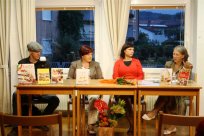 Od leve proti desni: fotograf in oblikovalec knjige Rok Bezeljak, Alenke Kodele in Karmen Gostinčar, z njimi se je pogovarjala Zdenka Žigon. 