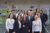 Artur Lipovž s sodelavci pred Lavričevo knjižnico