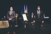 Azad Karim je ob občinskem prazniku v letu 2020 prejel Zlati znak Občine Ajdovščina za bogato ustvarjalnost in vrhunsko umetnost, ki našo občino postavlja na evropski likovni zemljevid. 