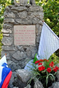 Spomenik padlim borcem v Slejkih nad Ravnami nad Črničami 