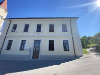 Zunanjost nekdanje osnovne šole v Budanjah.