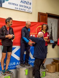 Župan podeljuje medaljo Stankotu Čuferju. Stanko je bil tokrat jako hiter - absolutno 6. najhitrejši in zmagovalec v svoji kategoriji. Čestitamo! Foto Maj Blatnik 