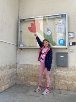 Mlada prostovoljka in umetnica Lili, ki je pobarvala 