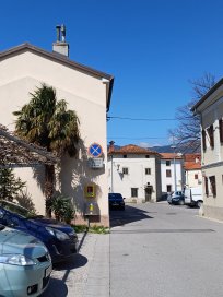 Nov defibrilator, nabavljen s prejetimi sredstvi Društva AED, je na objektu na Levstikovi ulici v Šturjah nadomestil starega, odsluženega. 