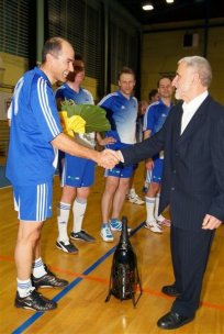 Župan Marjan Poljšak čestita kapetanu gostujoče ekipe Janezu Janši