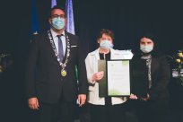 Priznanje župana Občine Ajdovščina za plemenito dejanje so prejeli <br />
sodelujoči v epidemiji koronavirusne bolezni 19 za prispevek k ohranjanju zdravja in varnosti v naši skupnosti. Priznanje je prevzel Dom starejših občanov Ajdovščina. <br />
