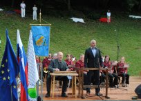 Operni pevec, baritonist Marko Kobal, spremljal ga je Tomaž Plahutnik na citrah Operni pevec, baritonist Marko Kobal, spremljal ga je Tomaž Plahutnik na citrah