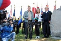Spomenik Vstajenju Primorske so odkrili predsednik Krajevne skupnosti Col Janko Mikuš, mlada domačinka Kim Mikuš in župan Občine Ajdovščina Marjan Poljšak Spomenik Vstajenju Primorske so odkrili predsednik Krajevne skupnosti Col Janko Mikuš, mlada domačinka Kim Mikuš in župan Občine Ajdovščina Marjan Poljšak
