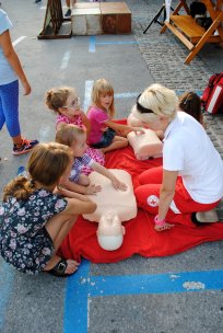 Rdeči križ Ajdovščina in temeljni postopki oživljanja. 