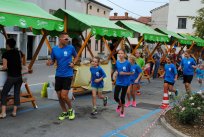 Sobotno dopoldne je bilo pestro - tekmovališče je potekalo tik ob kmečki tržnici - tudi lokalni produkti so pomemben del trajnostne mobilnosti. Sobotno dopoldne je bilo pestro - tekmovališče je potekalo tik ob kmečki tržnici - tudi lokalni produkti so pomemben del trajnostne mobilnosti.
