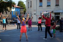 Najprej ogrevanje - vadbo nordijske hoje sta vodili Alenka in Tamara iz službe Zdravstvene vzgoje Zdravstvenega doma Ajdovščina Najprej ogrevanje - vadbo nordijske hoje sta vodili Alenka in Tamara iz službe Zdravstvene vzgoje Zdravstvenega doma Ajdovščina