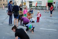 Otroci so ustvarjali v ustvarjalnici MDPM, središčno parkirišče je postalo veeeeeliko platno ... Otroci so ustvarjali v ustvarjalnici MDPM, središčno parkirišče je postalo veeeeeliko platno ...