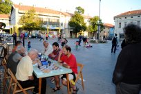 Šah - na ajdovskem placu na novo odkrita in očitno precej popularna miselna igra ... Šah - na ajdovskem placu na novo odkrita in očitno precej popularna miselna igra ...