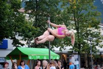 Iris Batista je atraktivno zaplesala ob drogu ... Iris Batista je atraktivno zaplesala ob drogu ...