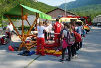 Ekipa Prve pomoči OŠ Danila Lokarja in Rdečega križa Ajdovščina sta po potrebi lepile tudi obliže na razbita kolena Ekipa Prve pomoči OŠ Danila Lokarja in Rdečega križa Ajdovščina sta po potrebi lepile tudi obliže na razbita kolena