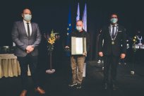 Zlati znak je ob prazniku leta 2020 za izkazano domoljubje ter za predano prostovoljno delo na področju razvoja športa in ohranjanja tradicije Gore prejel Emil Velikonja. 