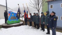 Pripadniki domoljubnih in veteranskih organizacij so izvedli dvig zastave pri spominskih obeležjih.