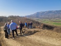 Ogled o območja nad Velikimi Žabljami, kjer je tik ob vinogradu prišlo do zdrsa tal po tanki glineni plasti znotraj fliša.
