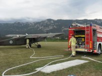 Gasilci GRC Ajdovščina so požar na Krasu pomagali ukrotiti tako, da so z vodo polnili rezervoar za gašenje vojaškega letala, ki je pristajalo na ajdovskem letališču. 