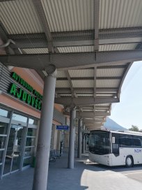 Pod nadstreškom avtobusne postaje so nameščene posebne mreže, ki golobom preprečujejo dostop.