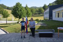 Ravnateljica OŠ Otlica, Danijela Likar in zmagovalec natečaja, Tine Krapež