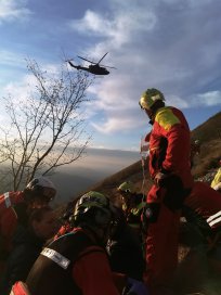 Reševanje s pomočjo helikopterja na Nanosu. 