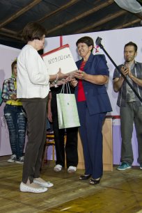 Jožica Ličen, predstavnica Škofijske Karitas Vipavske dekanije, in Vilma Česen, predsednica Društva gospodinj z dramsko skupino Planina pri Ajdovščini<br />
