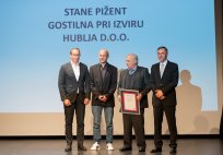 Sekcija za gostinstvo in turizem pri Obrtni zbornici Slovenije je s priznanjem nagradila gostilno Pri izviru Hublja, priznanje je izročil predsednik slovenske obrtne zbornice Blaž Cvar. 