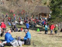 Množica pohodnikov na tradicionalnem pohodu na Malo goro - velikonočni ponedeljek. 
