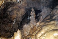 Jama Okno na Planini je bila odkrita že pred leti in je zaradi vsakovrstnih jamskih tvorb nadvse čudovita. To je še ena 