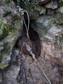 Skala, ki jo je deževje razrahljalo, se je skotalila in zaprla vhod v jamo. 