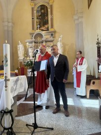 Jubilejno priznanje je škofu podelil tudi župan Občine Vipava Anton Lavrenčič.