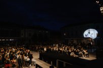 Kabaretna predstava Ona navdušila občinstvo na Lavričevem trgu