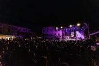 Kabaretna predstava Ona navdušila občinstvo na Lavričevem trgu