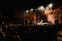 Kabaretna predstava Ona navdušila občinstvo na Lavričevem trgu