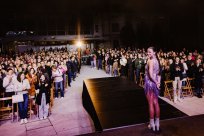 Kabaretna predstava Ona navdušila občinstvo na Lavričevem trgu