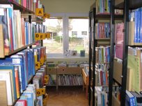 Podružnična knjižnica v Dobravljah. 