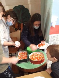 Popoldan NA Cesti: pekli so torto, ki so jo težko čakali in na koncu tudi dočakali. 